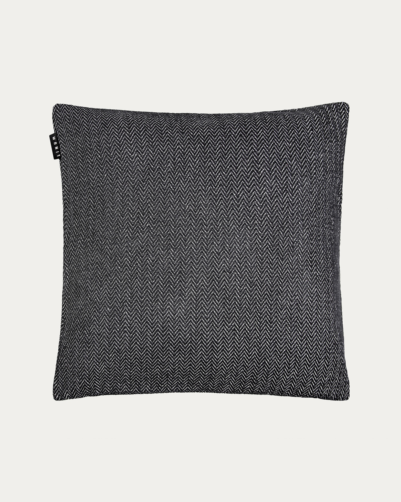 Produktbild schwarz SHEPARD Kissenhülle aus weicher Baumwolle mit dezentem Fischgrätmuster von LINUM DESIGN. Größe 50x50 cm.