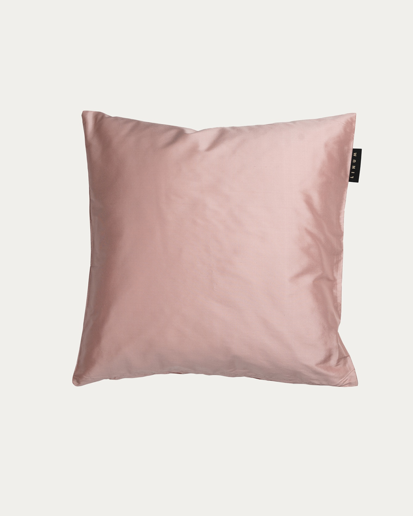 Produktbild dammig rosa SILK kuddfodral av 100% dupionsilke som ger ett fint lyster från LINUM DESIGN. Storlek 40x40 cm.