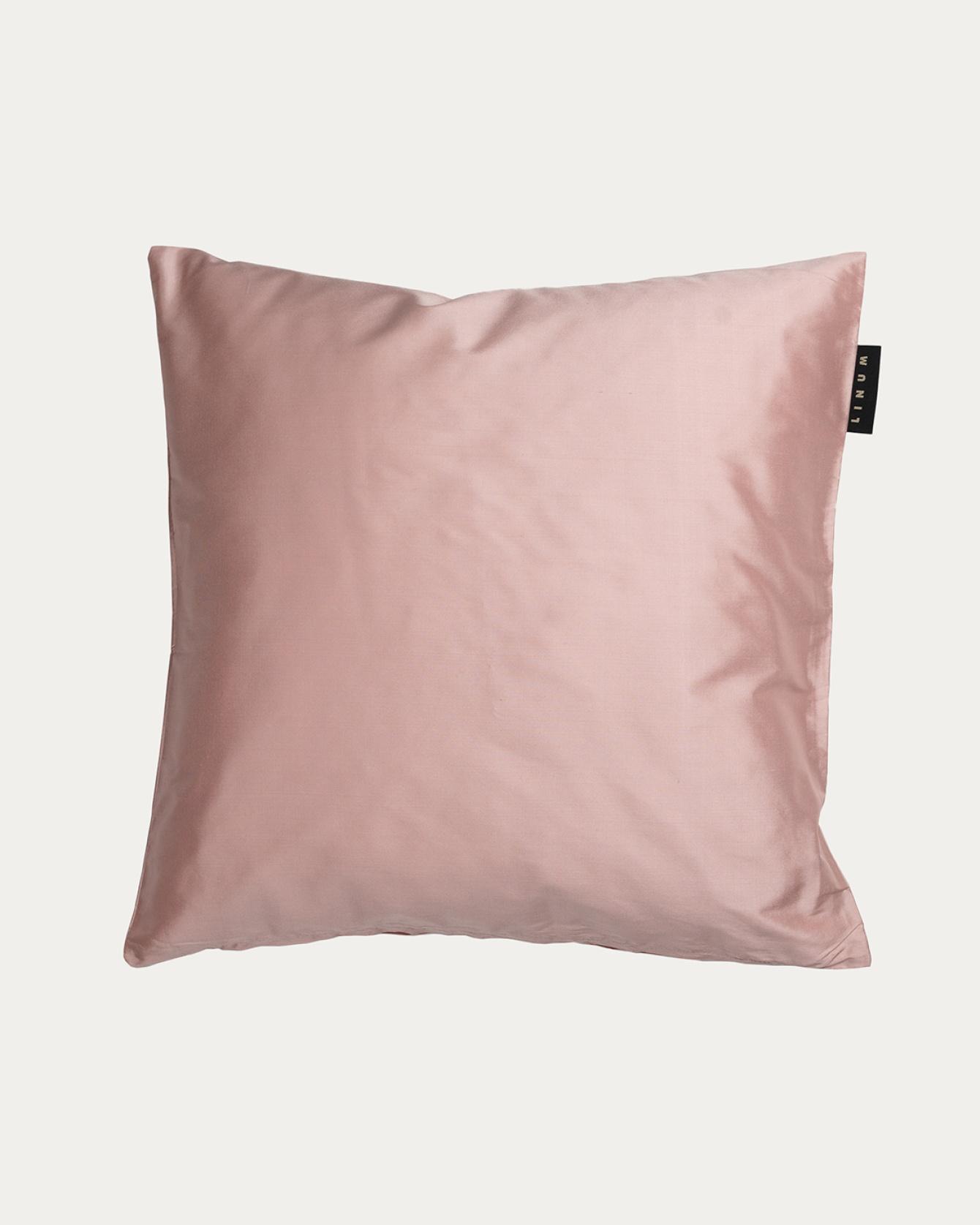 Produktbild dammig rosa SILK kuddfodral av 100% dupionsilke som ger ett fint lyster från LINUM DESIGN. Storlek 50x50 cm.