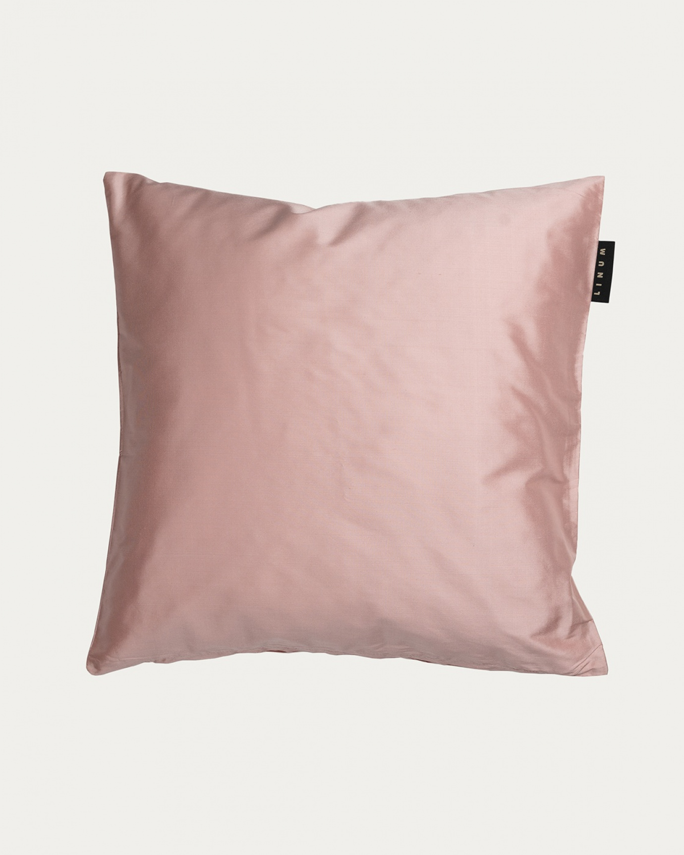 Produktbild dammig rosa SILK kuddfodral av 100% dupionsilke som ger ett fint lyster från LINUM DESIGN. Storlek 50x50 cm.
