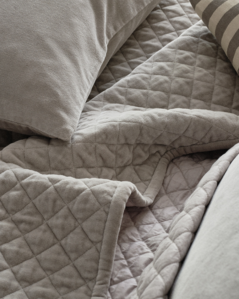 PICCOLO, un couvre-lit en velours pour lits simples.
