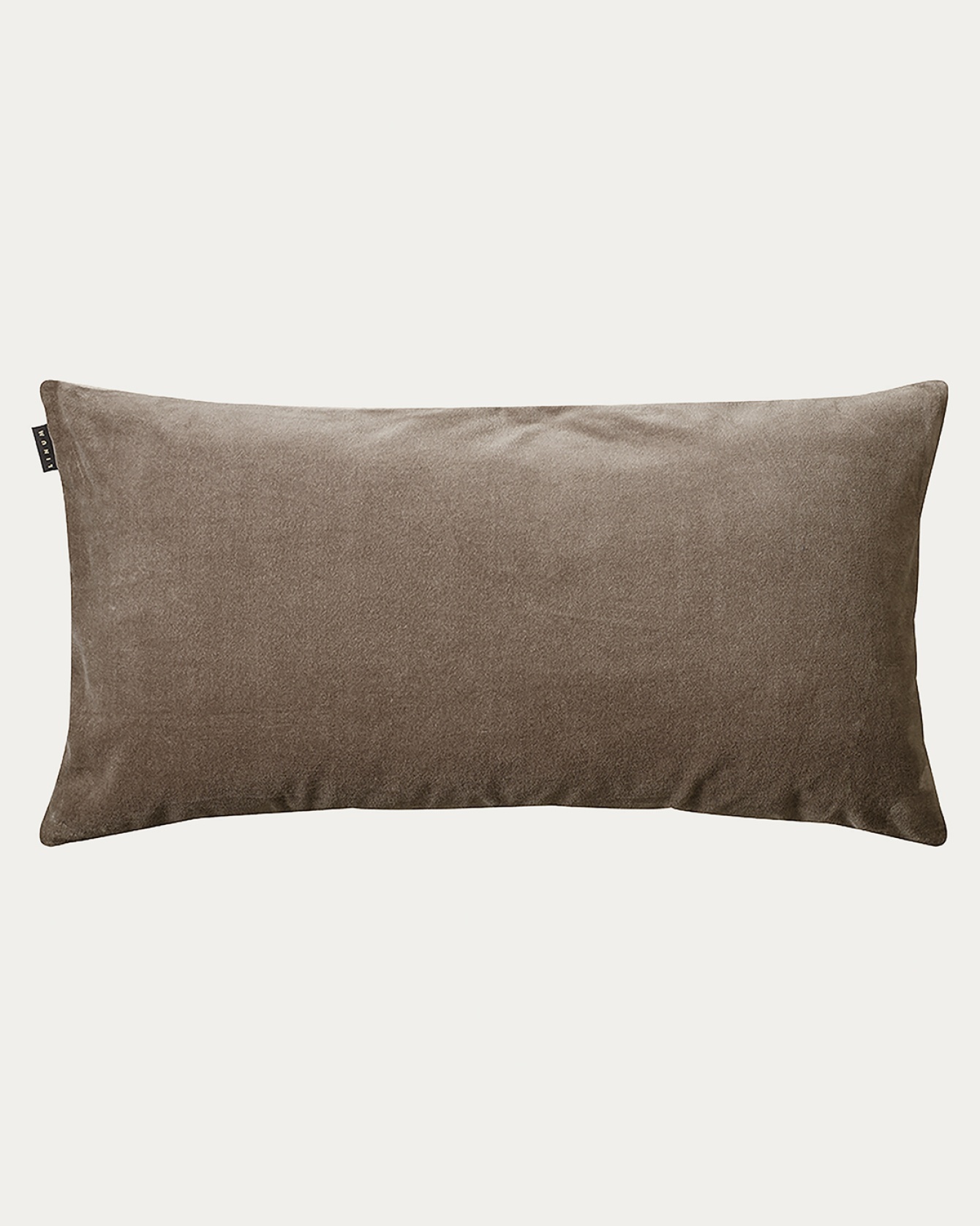 Produktbild mullvadsbrun PAOLO kuddfodral av mjuk ekologisk bomullssammet och 100% linne från LINUM DESIGN. Storlek 50x90 cm.