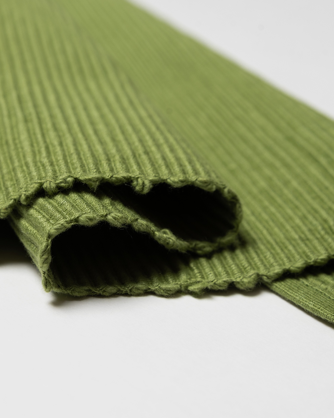 Product image moss green UNI runner of soft cotton in ribbed quality from LINUM DESIGN. Size 45x150 cm.