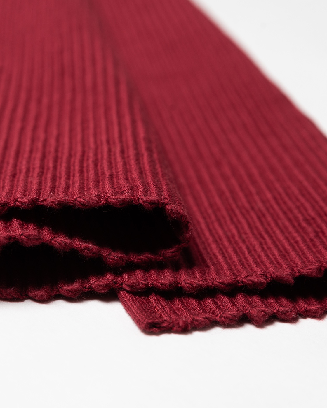 Product image red UNI runner of soft cotton in ribbed quality from LINUM DESIGN. Size 45x150 cm.