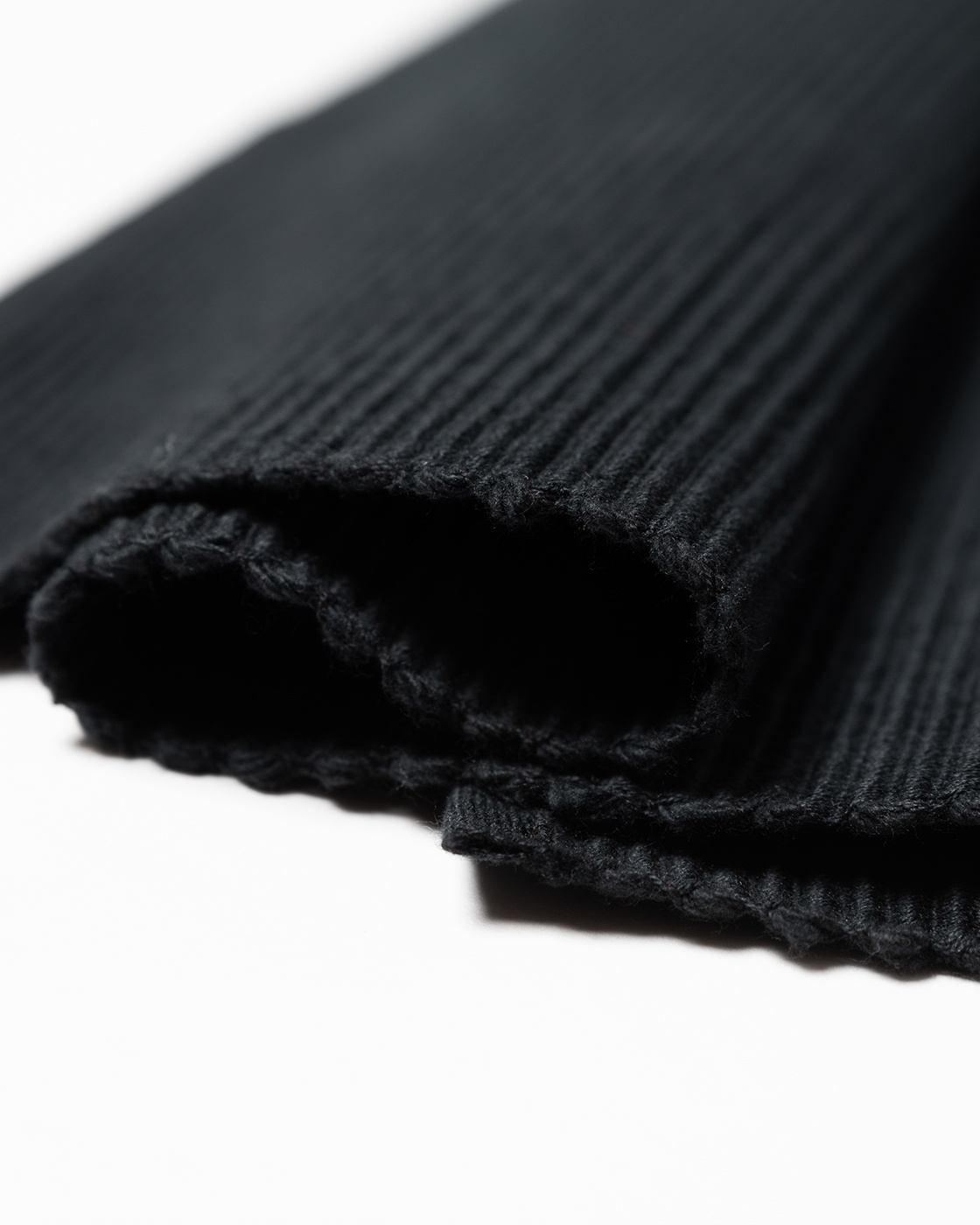 Product image black UNI runner of soft cotton in ribbed quality from LINUM DESIGN. Size 45x150 cm.