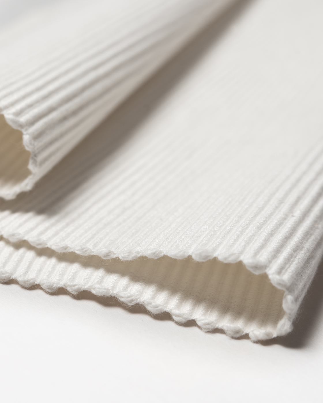 Product image white UNI runner of soft cotton in ribbed quality from LINUM DESIGN. Size 45x150 cm.