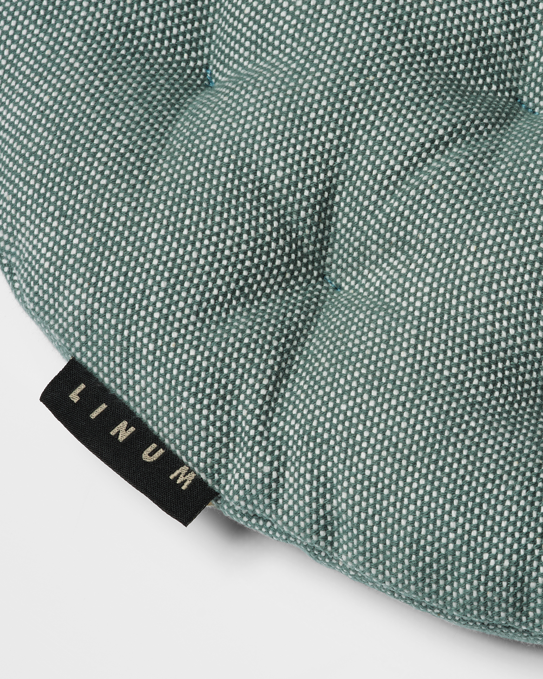 Produktbild mörk gråturkos PEPPER sittdyna av mjuk bomull med återvunnen polyesterfyllning från LINUM DESIGN. Storlek ø37 cm.