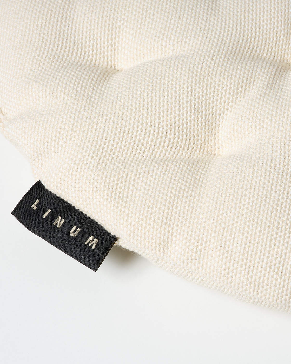 Produktbild gräddig beige PEPPER sittdyna av mjuk bomull med återvunnen polyesterfyllning från LINUM DESIGN. Storlek ø37 cm.