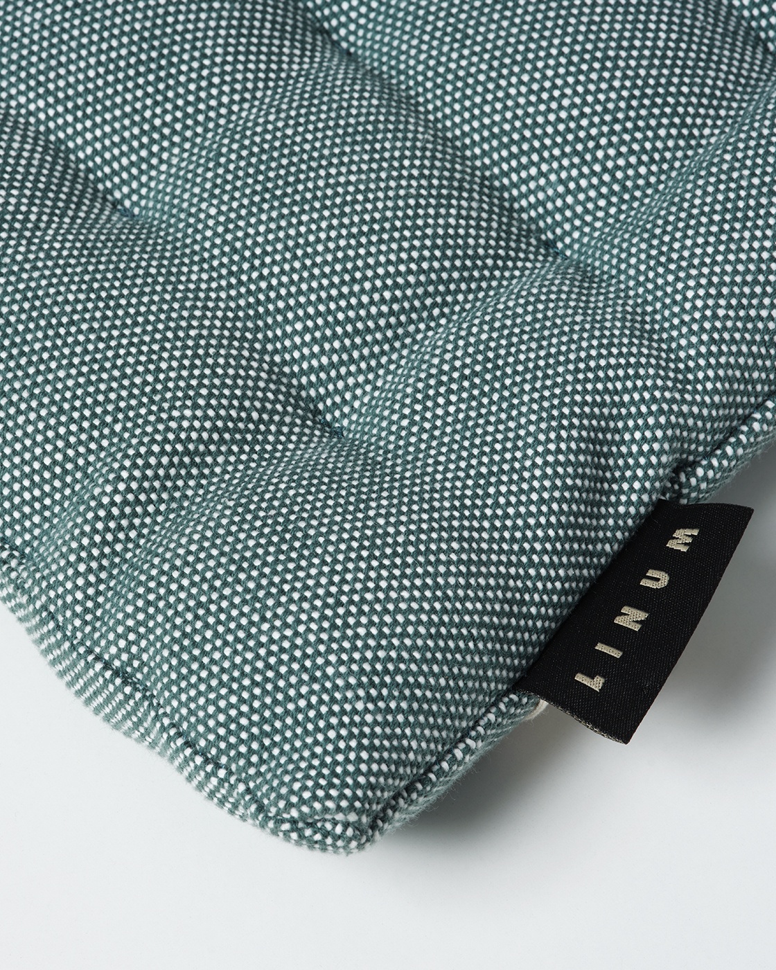 Produktbild mörk gråturkos PEPPER sittdyna av mjuk bomull med återvunnen polyesterfyllning från LINUM DESIGN. Storlek 40x40 cm.