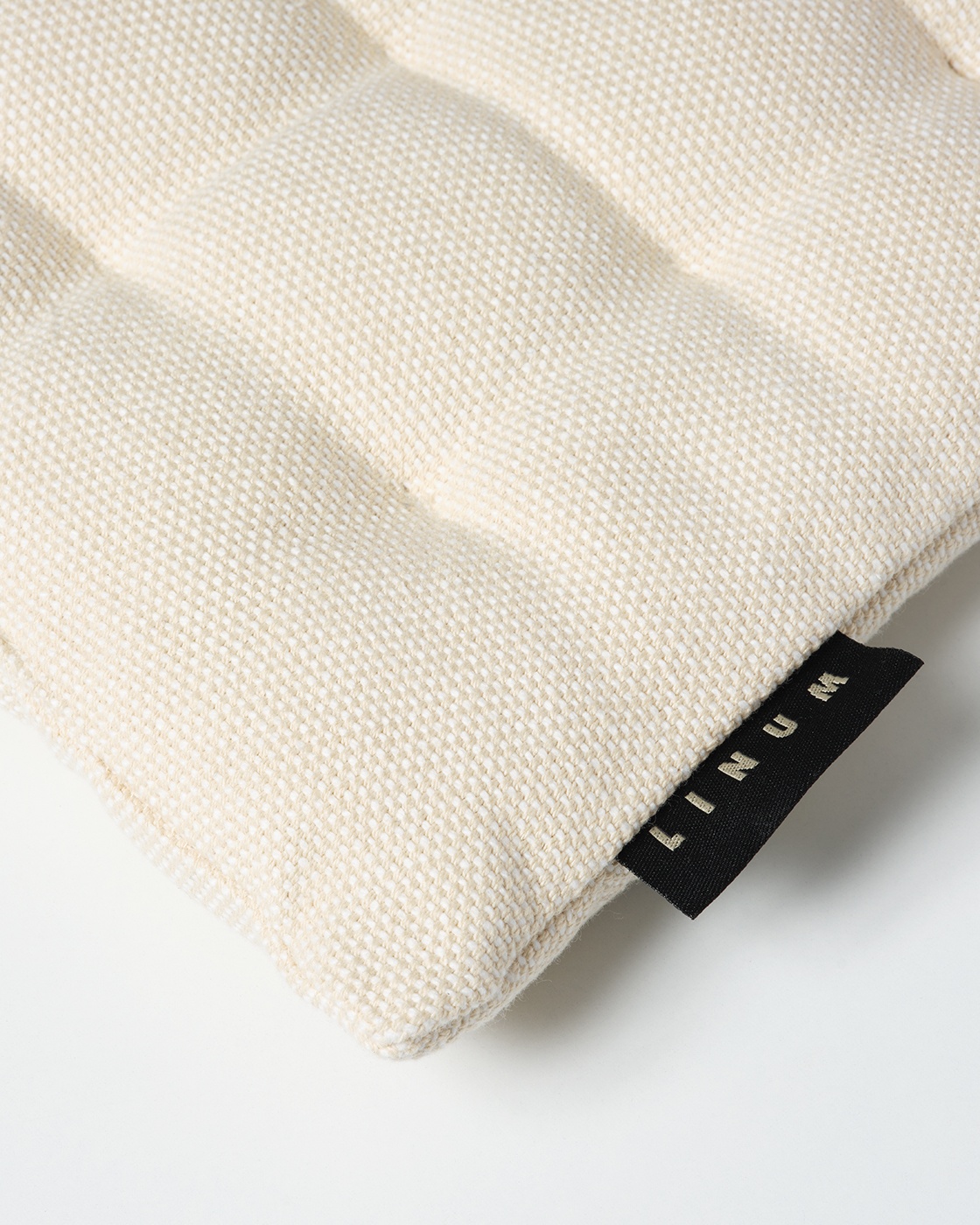 Produktbild cremebeige PEPPER Sitzkissen aus weicher Baumwolle mit Füllung aus recyceltem Polyester von LINUM DESIGN. Größe 40x40 cm.