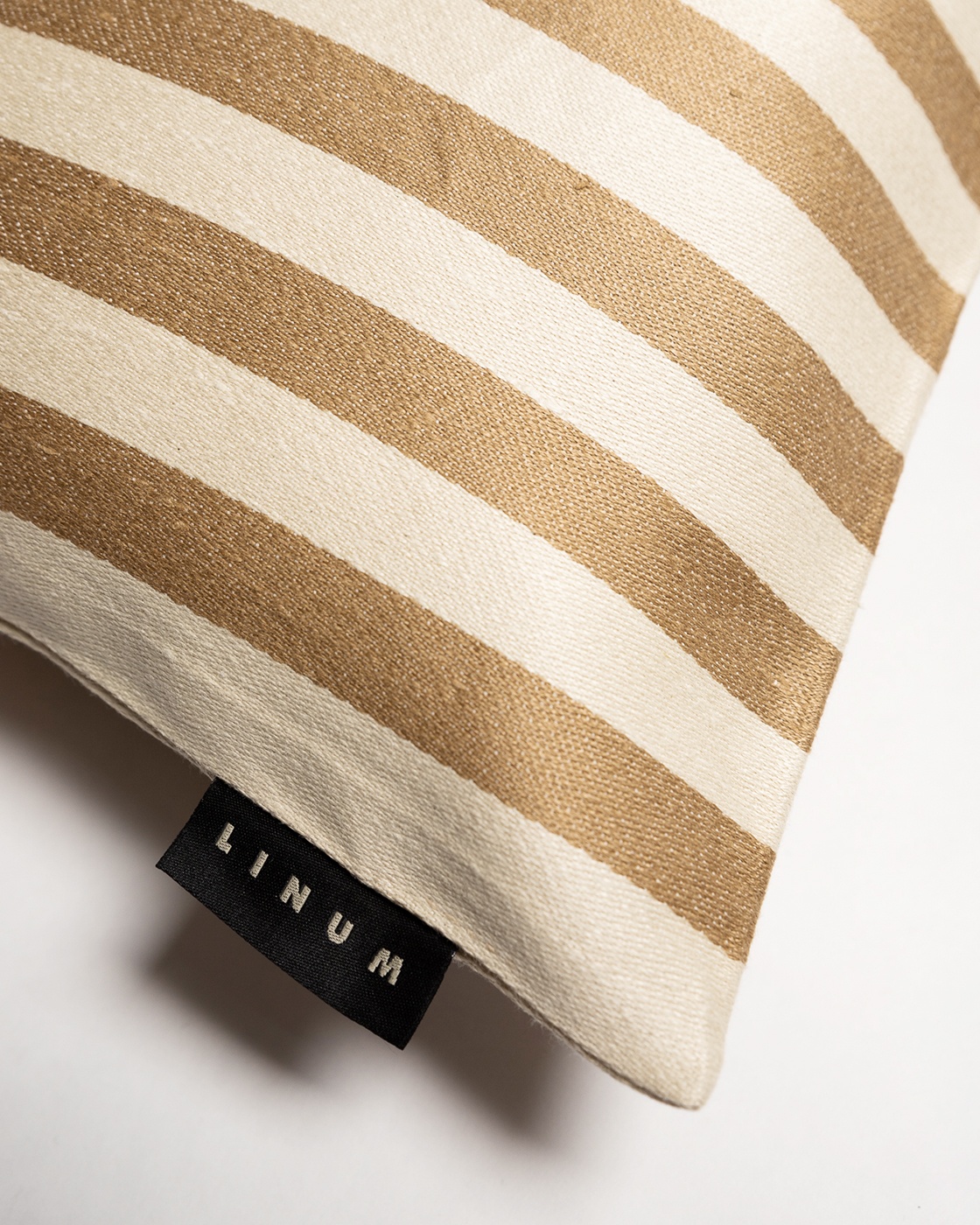 Produktbild kamelbraun AMALFI Kissenhülle mit breiten Streifen aus 77% Leinen und 23% Baumwolle von LINUM DESIGN. Größe 35x50 cm.