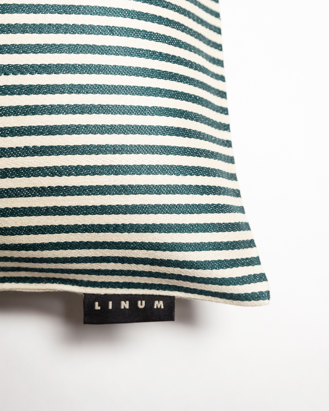 Produktbild tief smaragdgrün CALCIO Kissenhülle mit dünnen Streifen aus 77% Leinen und 23% Baumwolle von LINUM DESIGN. Größe 35x50 cm.