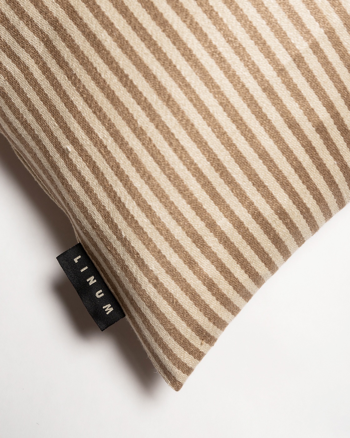 Produktbild kamelbraun CALCIO Kissenhülle mit dünnen Streifen aus 77% Leinen und 23% Baumwolle von LINUM DESIGN. Größe 35x50 cm.