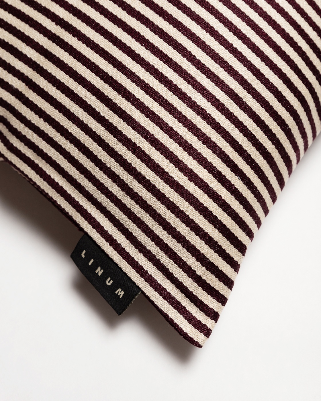 Immagine prodotto rosso borgogna scuro CALCIO copricuscini a righe sottili in 77% lino e 23% cotone di LINUM DESIGN. Dimensioni 35x50 cm.