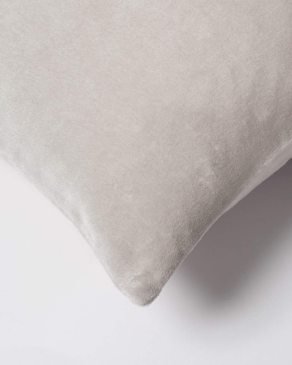 Produktbild silvergrå PAOLO kuddfodral av mjuk ekologisk bomullssammet från LINUM DESIGN. Storlek 50x50 cm.