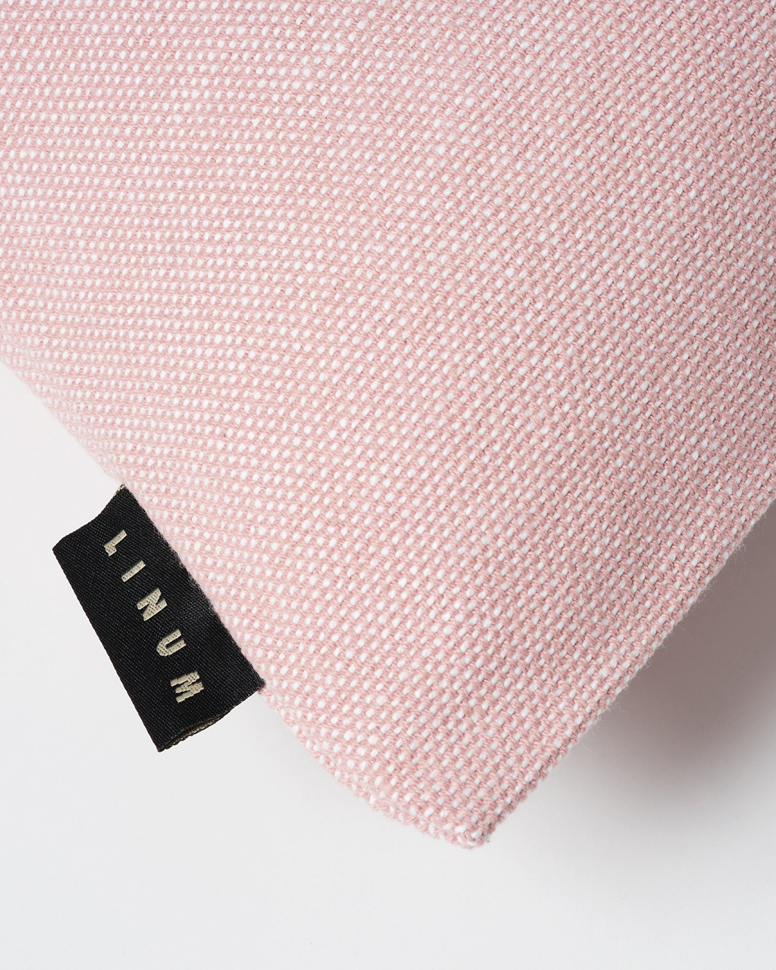 Product image dusty pink PEPPER cushion cover made of soft cotton from LINUM DESIGN. Easy to wash and durable for generations. Size 40x40 cm.