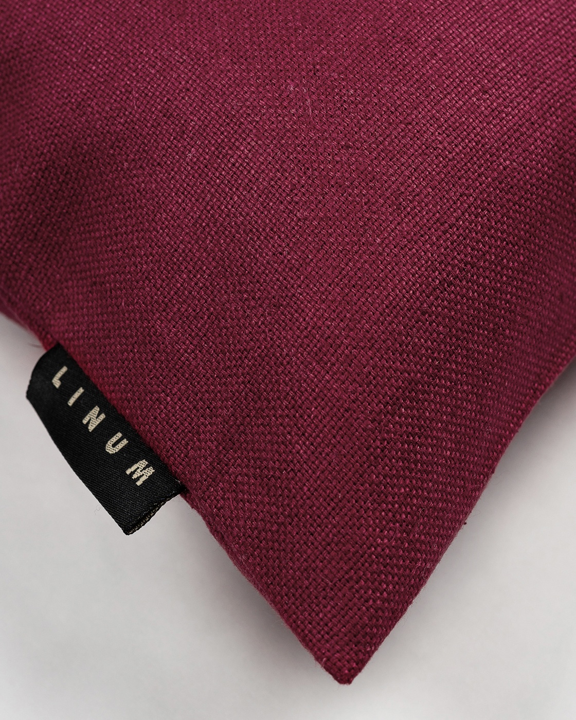 Immagine prodotto rosso borgogna SETA copricuscini realizzata in 100% seta grezza che dona una bella lucentezza da LINUM DESIGN. Dimensioni 50x50 cm.