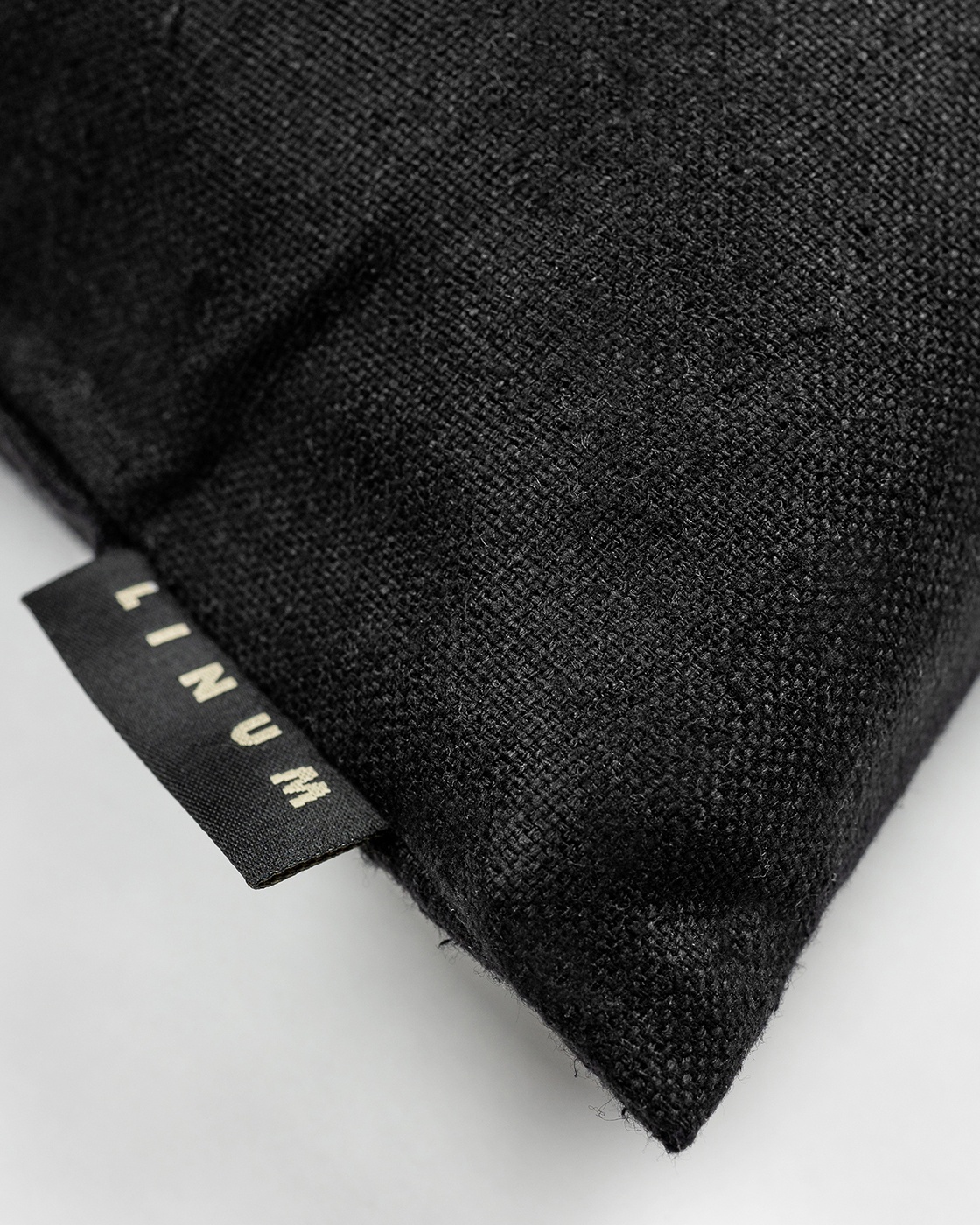 Produktbild svart SETA kuddfodral av 100% råsiden som ger ett fint lyster från LINUM DESIGN. Storlek 50x50 cm.