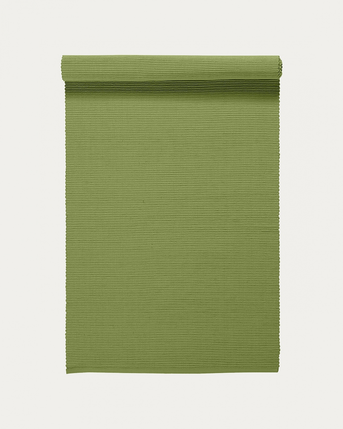 Image du produit chemin de table UNI vert mousse en coton doux de qualité côtelée de LINUM DESIGN. Taille 45 x 150 cm.