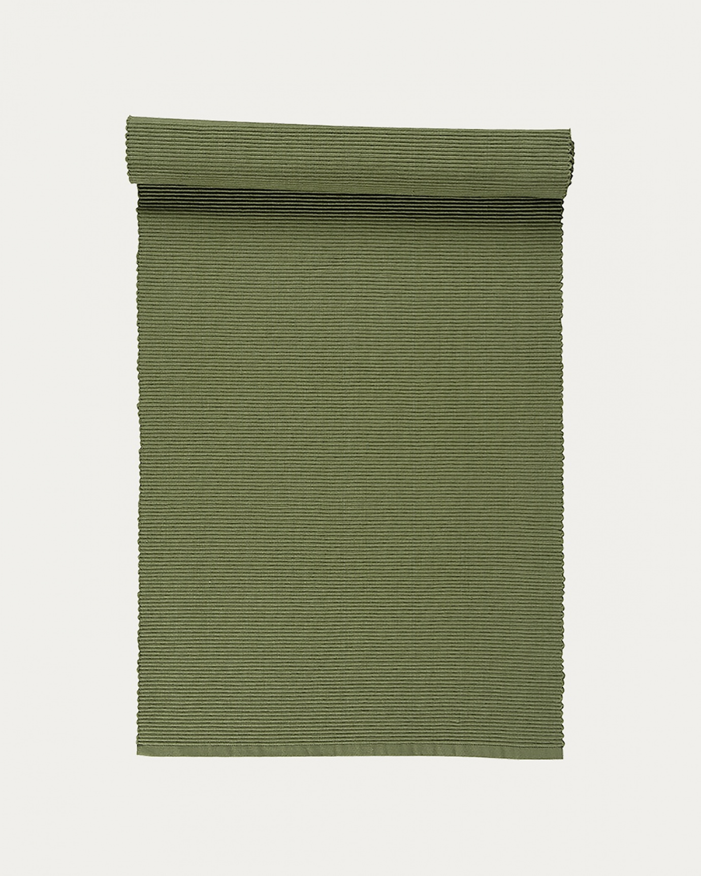 Image du produit chemin de table UNI vert cyprès clair en coton doux de qualité côtelée de LINUM DESIGN. Taille 45 x 150 cm.