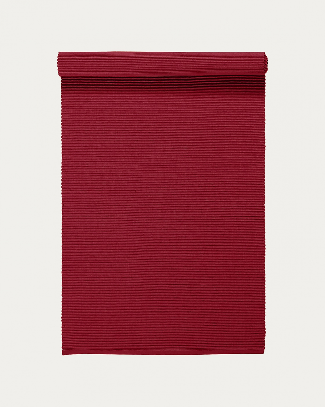 Produktbild röd UNI löpare av mjuk bomull i ribbad kvalité från LINUM DESIGN. Storlek 45x150 cm.