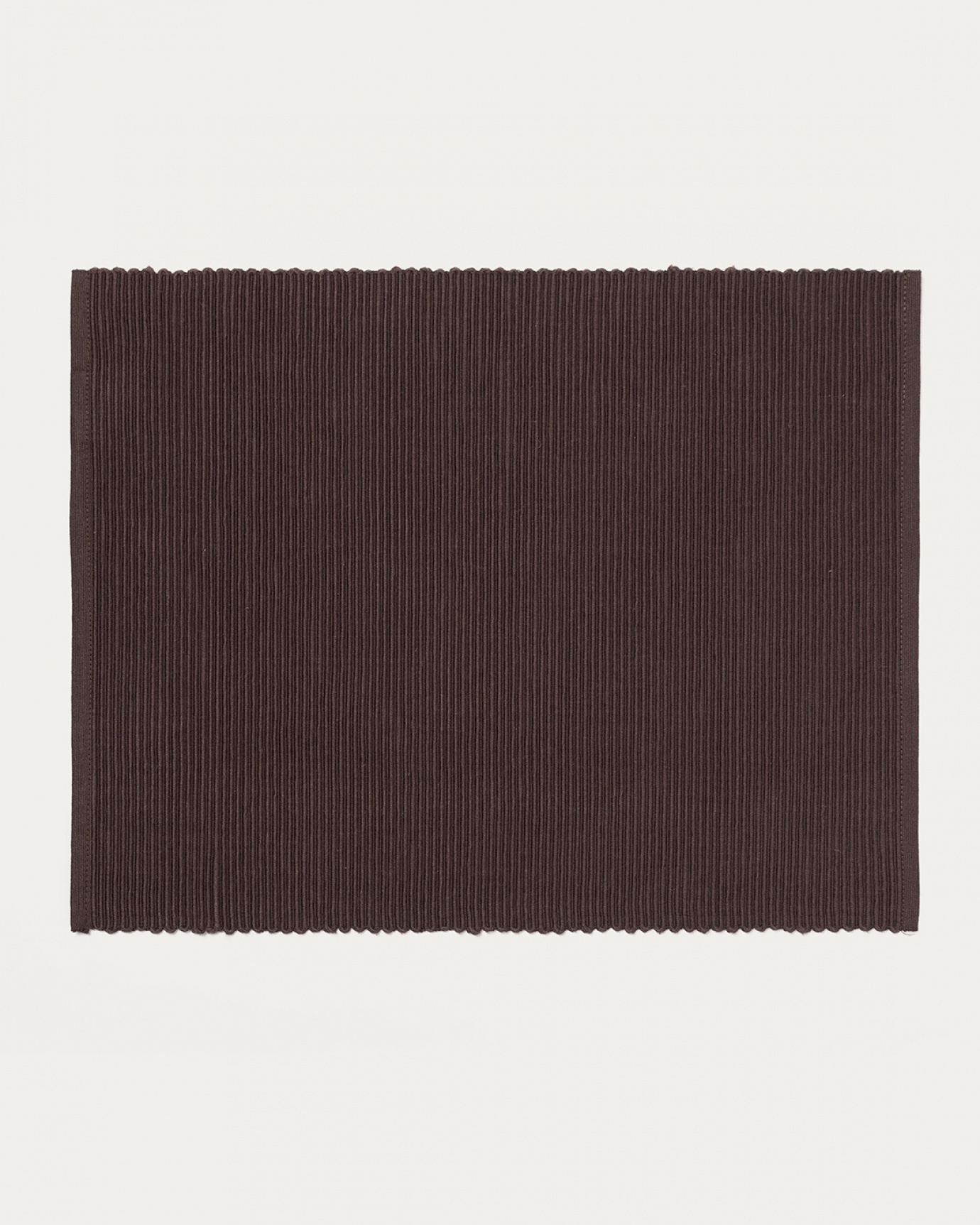 Produktbild mörkbrun UNI bordstablett av mjuk bomull i ribbad kvalité från LINUM DESIGN. Storlek 35x46 cm och säljs i 1-pack.