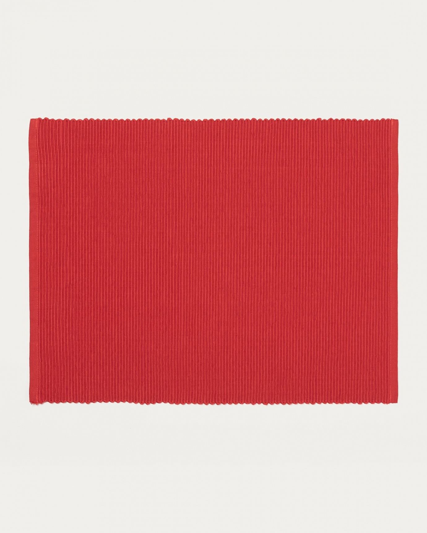Product image china red UNI placemat made of soft cotton in ribbed quality from LINUM DESIGN. Size 35x46 cm and sold in 1-pack.