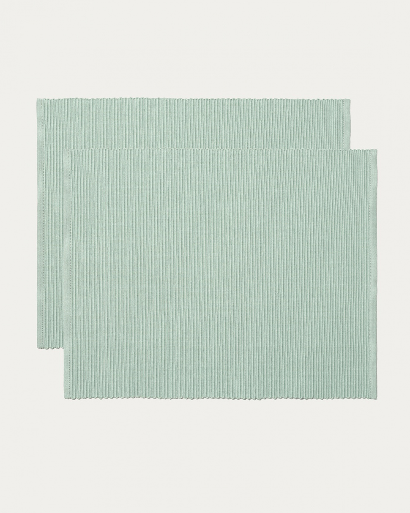 Image du produit set de table UNI vert clair glacé en coton doux de qualité côtelée de LINUM DESIGN. Taille 35 x 46 cm et vendu en lot de 2.
