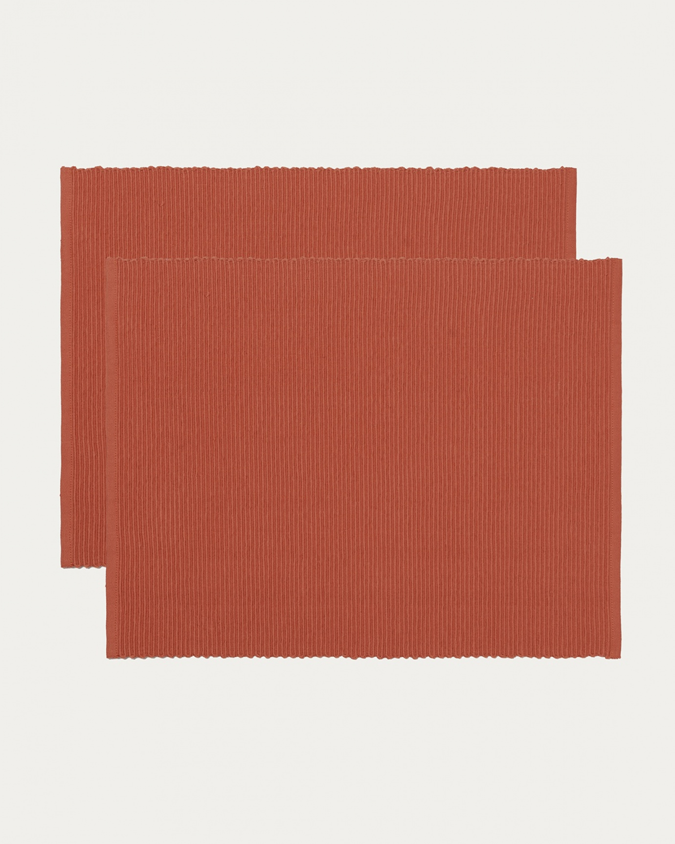 Produktbild rostorange UNI bordstablett av mjuk bomull i ribbad kvalité från LINUM DESIGN. Storlek 35x46 cm och säljs i 2-pack.