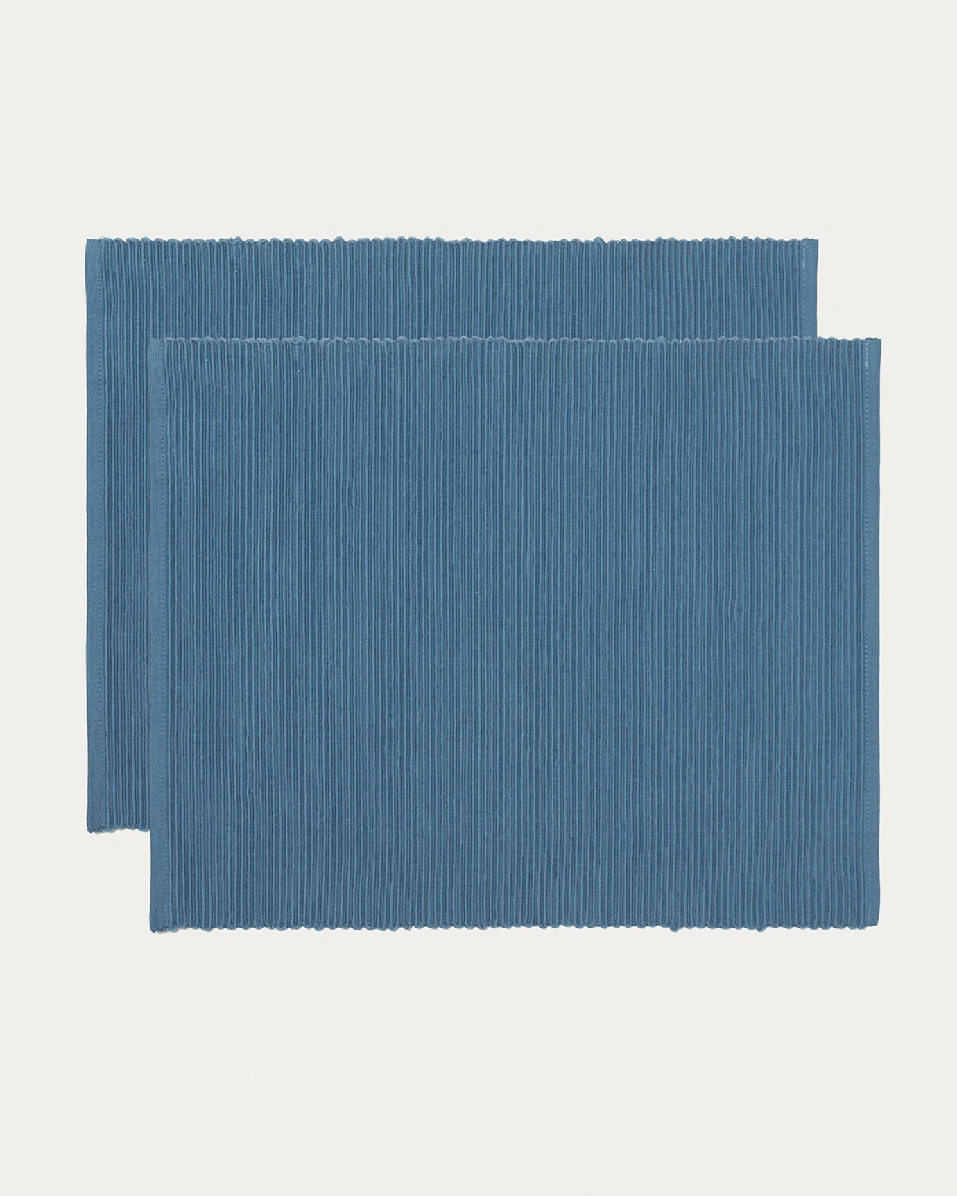 Produktbild djup havsblå UNI bordstablett av mjuk bomull i ribbad kvalité från LINUM DESIGN. Storlek 35x46 cm och säljs i 2-pack.