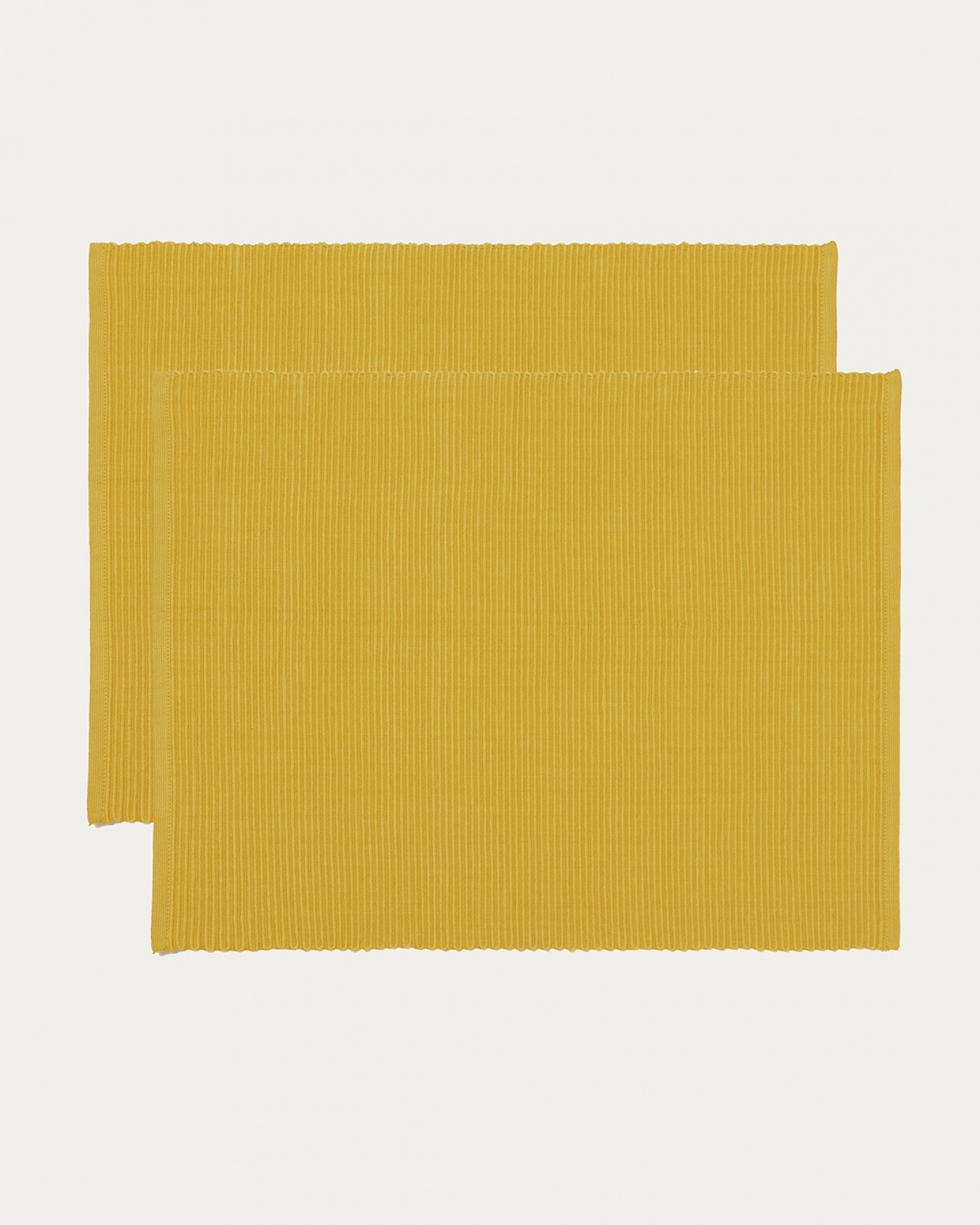 Image du produit set de table UNI jaune moutarde en coton doux de qualité côtelée de LINUM DESIGN. Taille 35 x 46 cm et vendu en lot de 2.