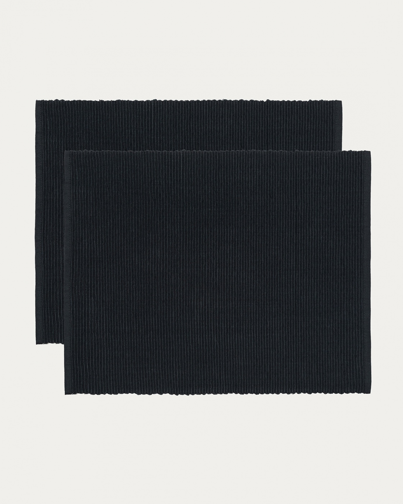 Produktbild svart UNI bordstablett av mjuk bomull i ribbad kvalité från LINUM DESIGN. Storlek 35x46 cm och säljs i 2-pack.