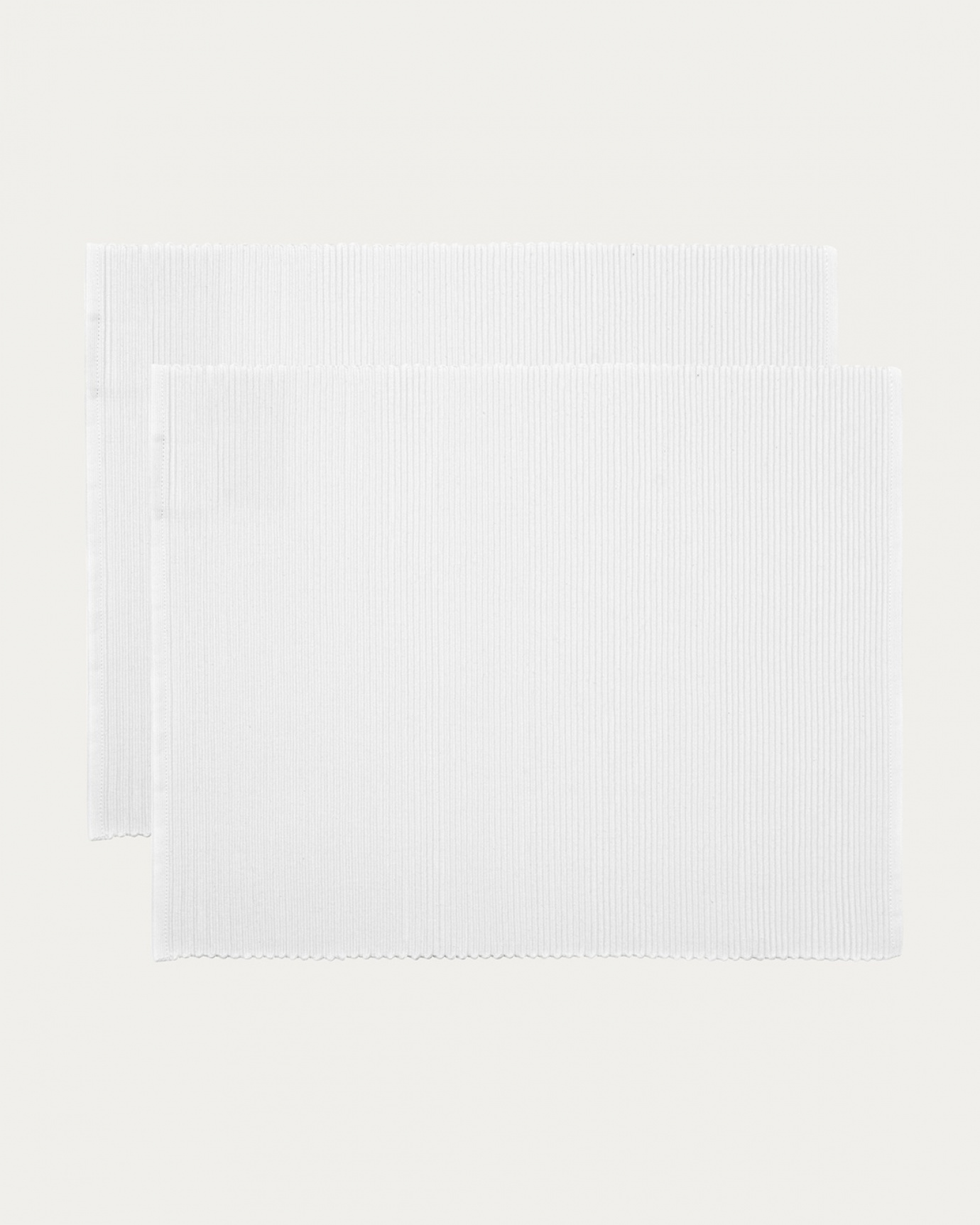 Produktbild vit UNI bordstablett av mjuk bomull i ribbad kvalité från LINUM DESIGN. Storlek 35x46 cm och säljs i 2-pack.