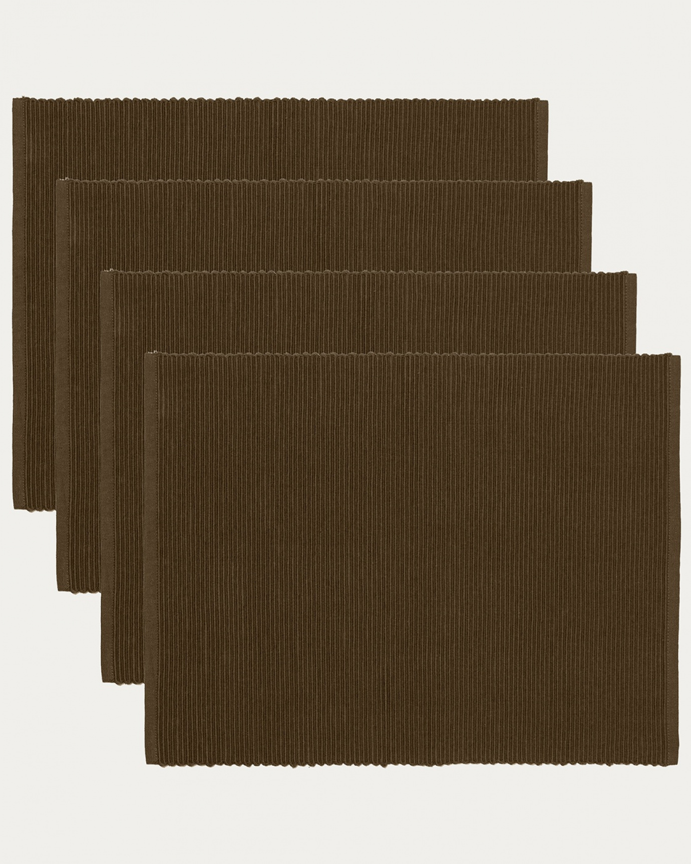 Produktbild björnbrun UNI bordstablett av mjuk bomull i ribbad kvalité från LINUM DESIGN. Storlek 35x46 cm och säljs i 4-pack.