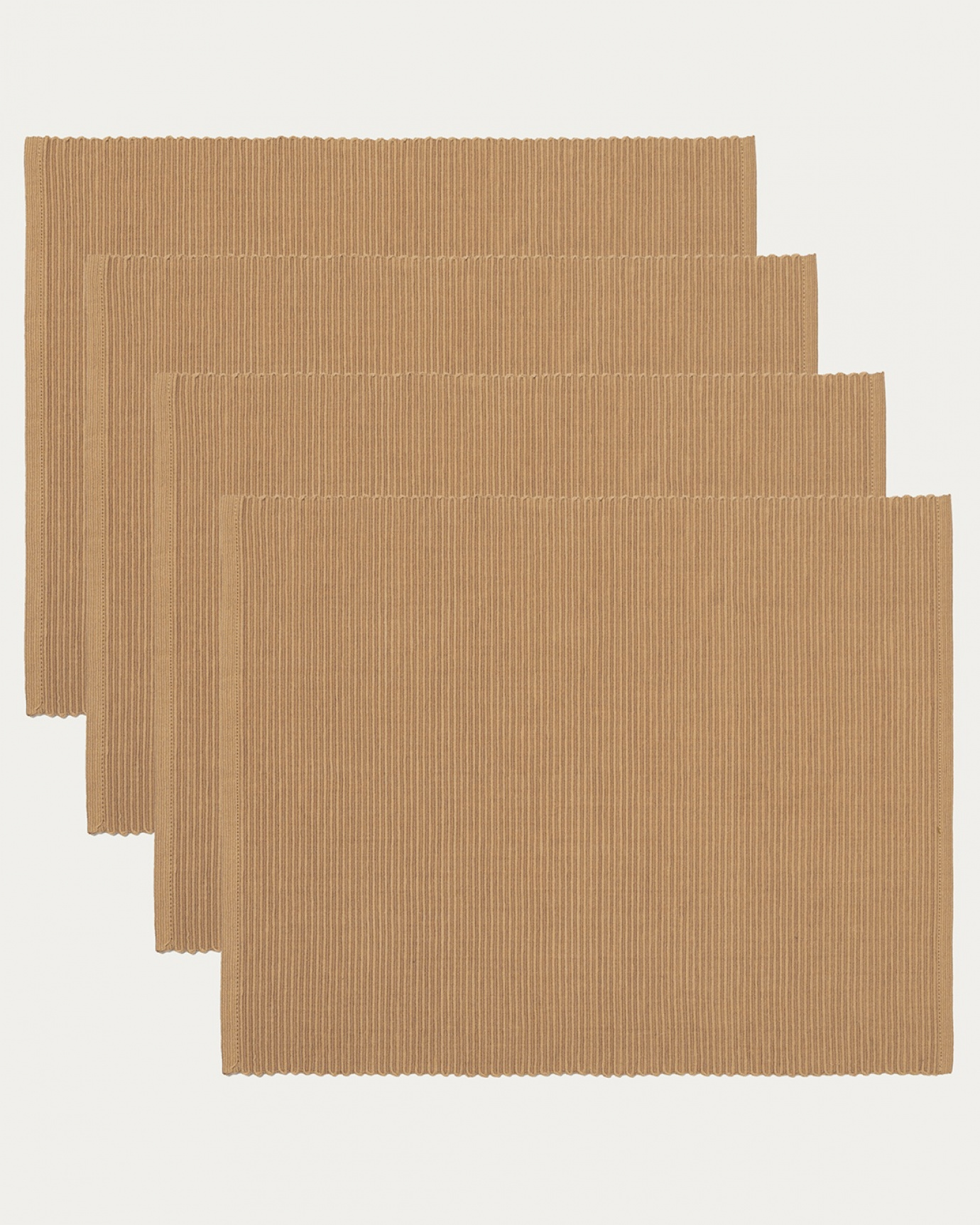 Produktbild kamelbrun UNI bordstablett av mjuk bomull i ribbad kvalité från LINUM DESIGN. Storlek 35x46 cm och säljs i 4-pack.
