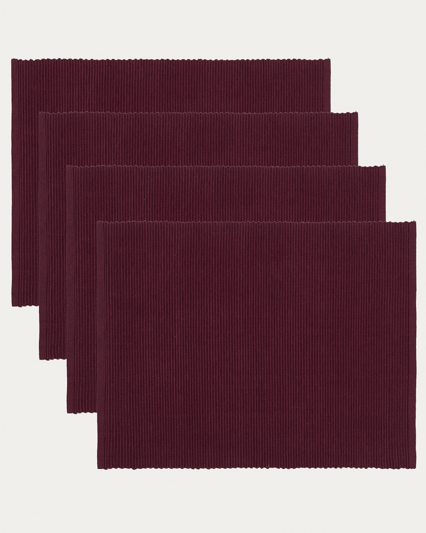 Produktbild burgundyröd UNI bordstablett av mjuk bomull i ribbad kvalité från LINUM DESIGN. Storlek 35x46 cm och säljs i 4-pack.