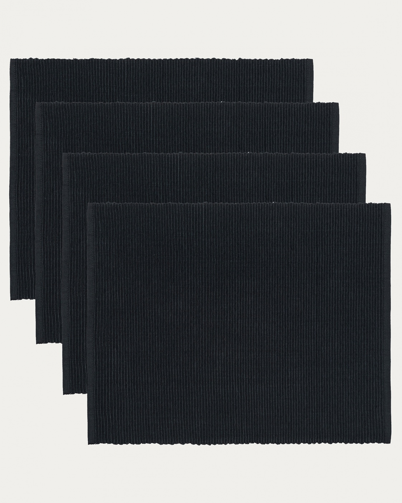 Produktbild schwarz UNI Tischset aus weicher Baumwolle in Rippenqualität von LINUM DESIGN. Größe 35x46 cm und in 4er-Pack verkauft.
