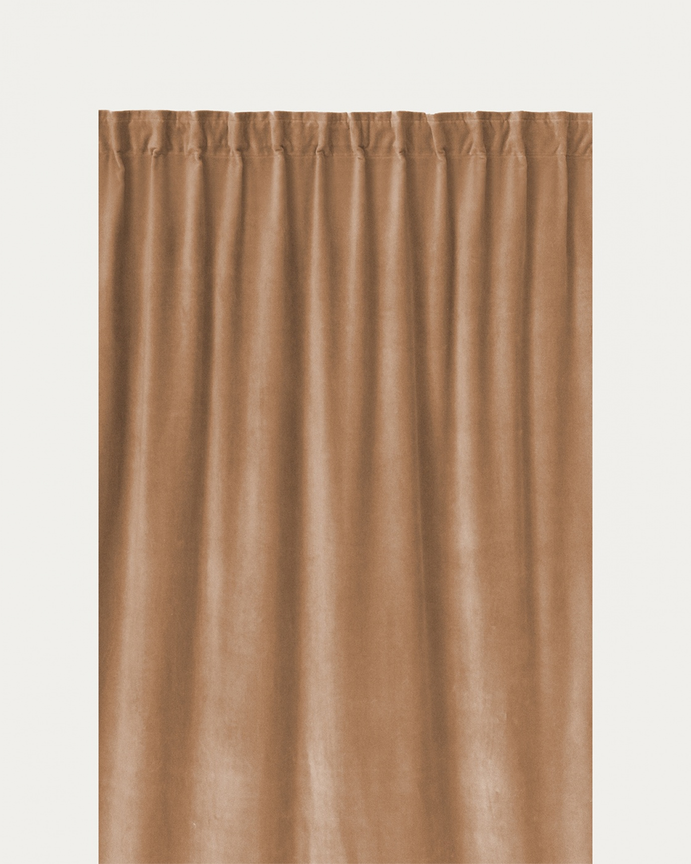 Produktbild kamelbrun PAOLO gardin av bomullssammet med färdiga veckband från LINUM DESIGN. Storlek 135x290 cm och säljs i 2-pack.