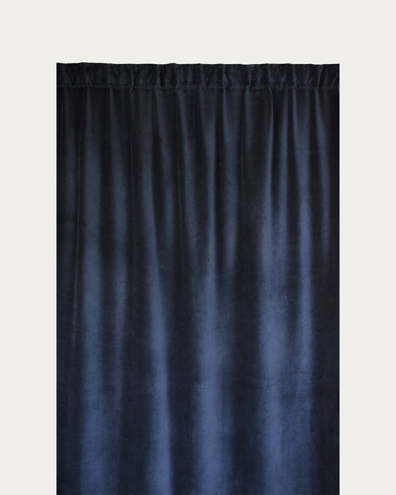 Produktbild bläckblå PAOLO gardin av bomullssammet med färdiga veckband från LINUM DESIGN. Storlek 135x290 cm och säljs i 2-pack.