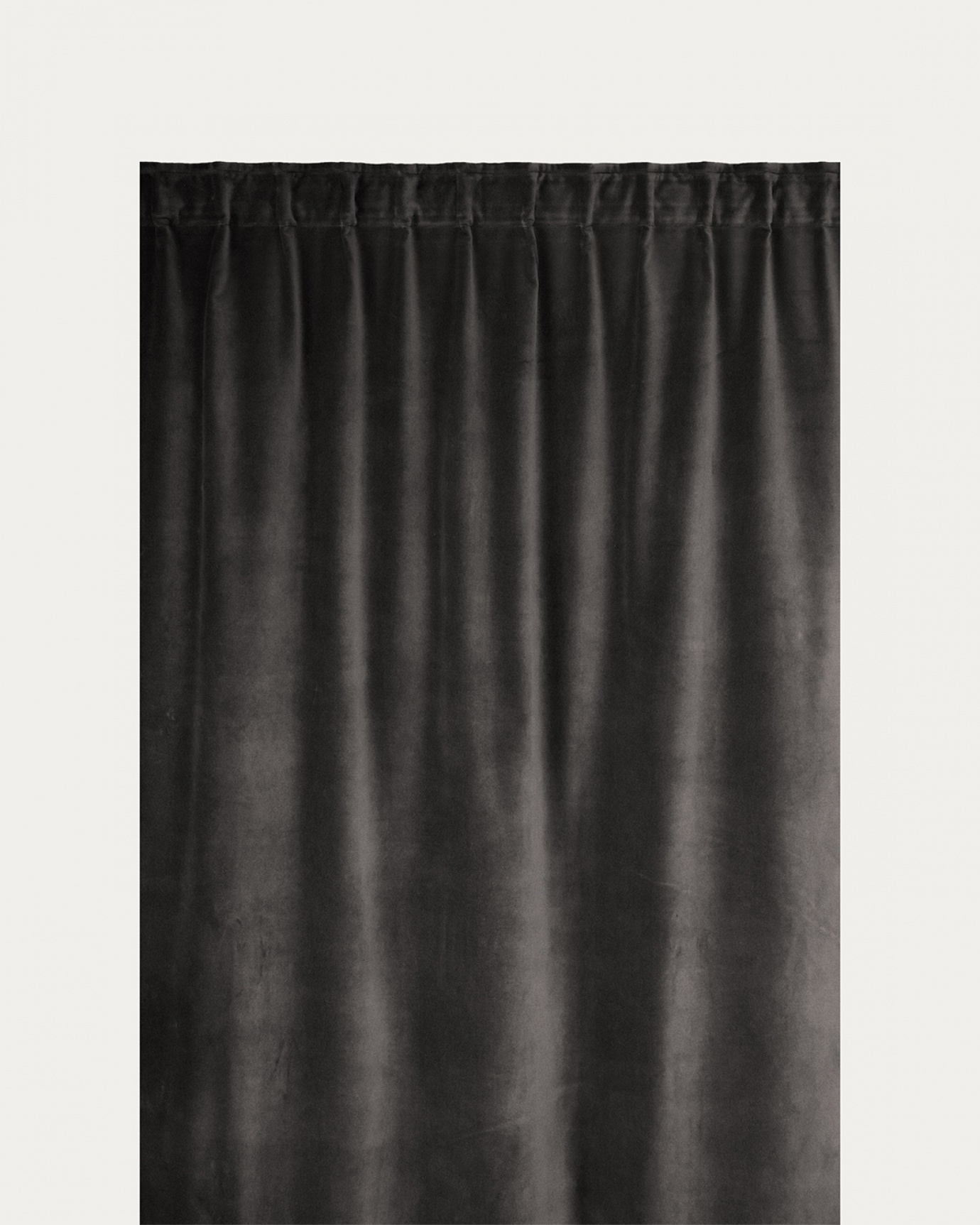 Produktbild dunkles anthrazitgrau PAOLO Gardine aus Baumwollsamt mit Fertigfalten von LINUM DESIGN. Größe 135x290 cm und in 2er-Pack verkauft.