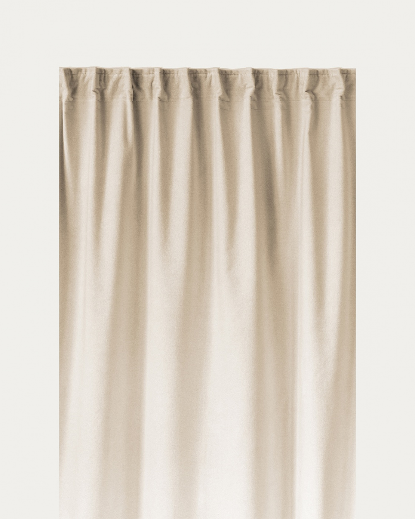 Produktbild cremebeige PAOLO Gardine aus Baumwollsamt mit Fertigfalten von LINUM DESIGN. Größe 135x290 cm und in 2er-Pack verkauft.