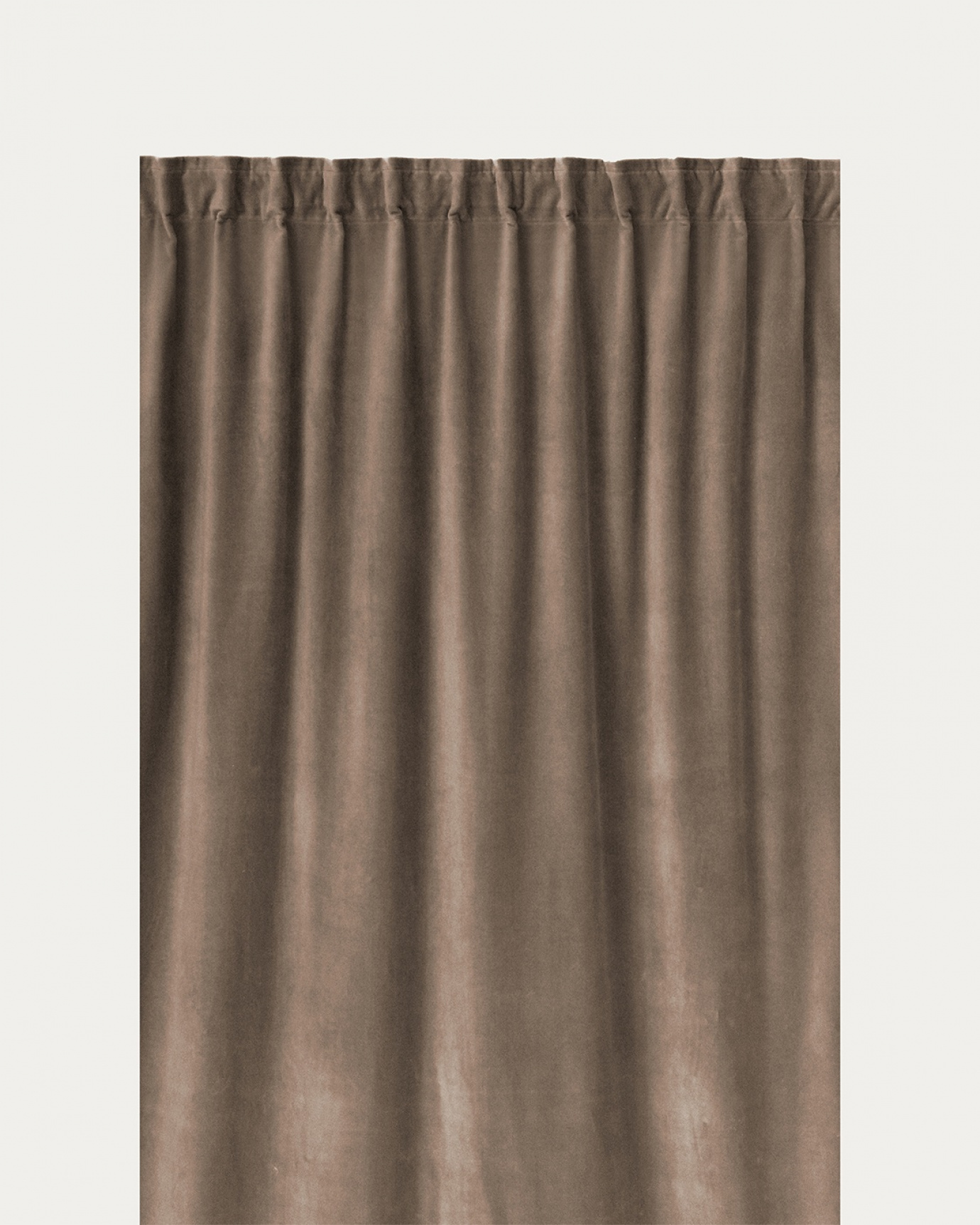Produktbild mullvadsbrun PAOLO gardin av bomullssammet med färdiga veckband från LINUM DESIGN. Storlek 135x290 cm och säljs i 2-pack.