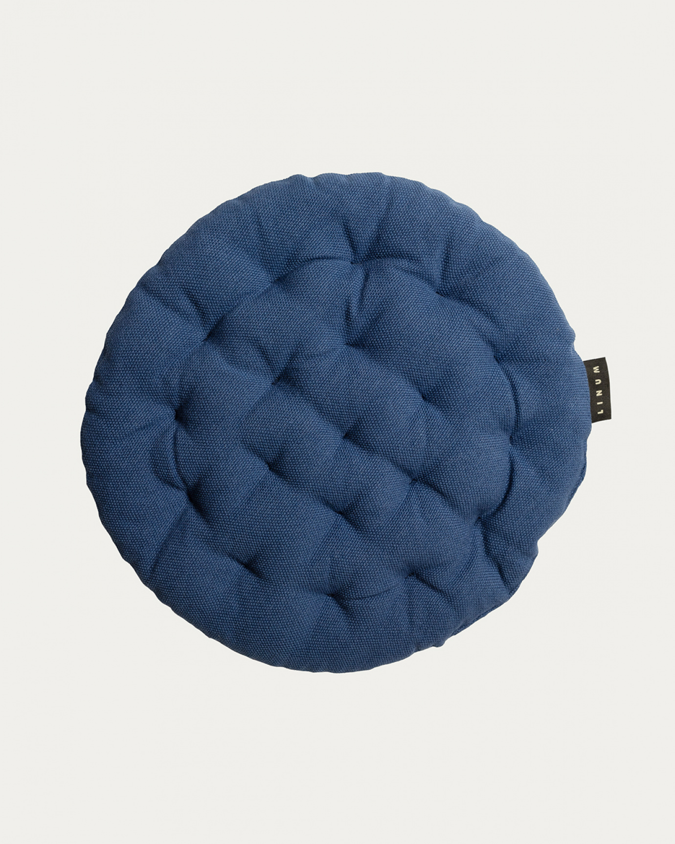 Produktbild indigoblå PEPPER sittdyna av mjuk bomull med återvunnen polyesterfyllning från LINUM DESIGN. Storlek ø37 cm.
