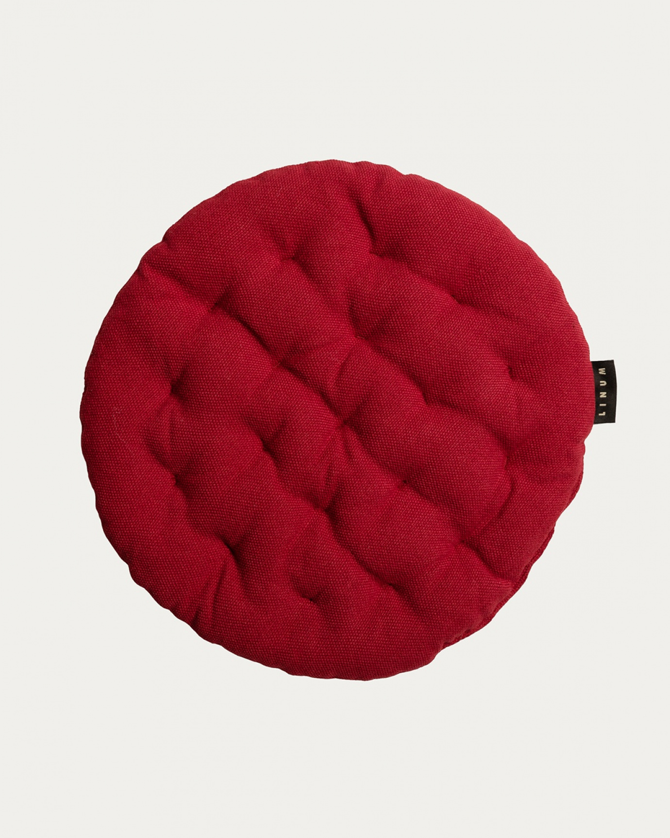 Produktbild röd PEPPER sittdyna av mjuk bomull med återvunnen polyesterfyllning från LINUM DESIGN. Storlek ø37 cm.
