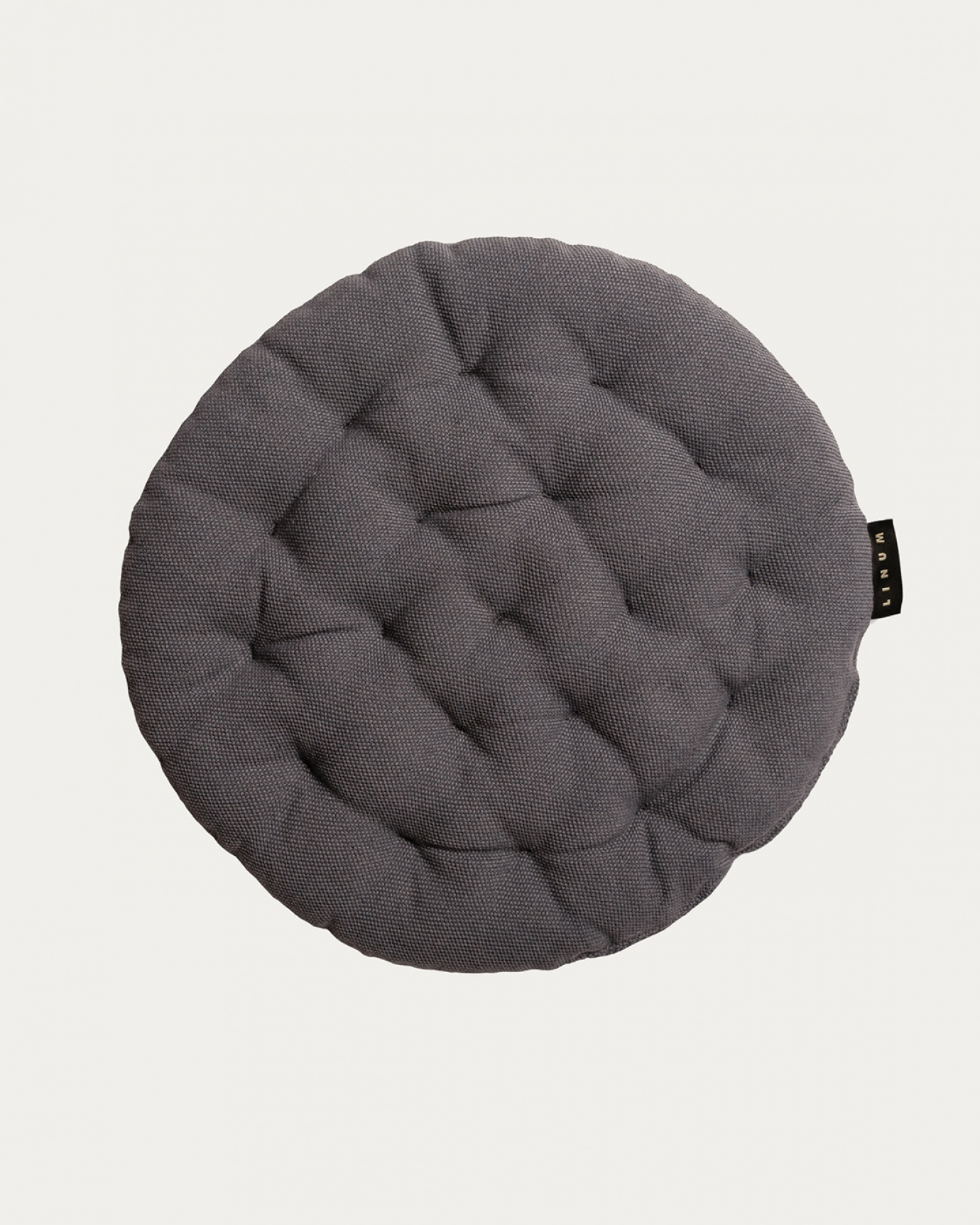 Produktbild granitgrå PEPPER sittdyna av mjuk bomull med återvunnen polyesterfyllning från LINUM DESIGN. Storlek ø37 cm.