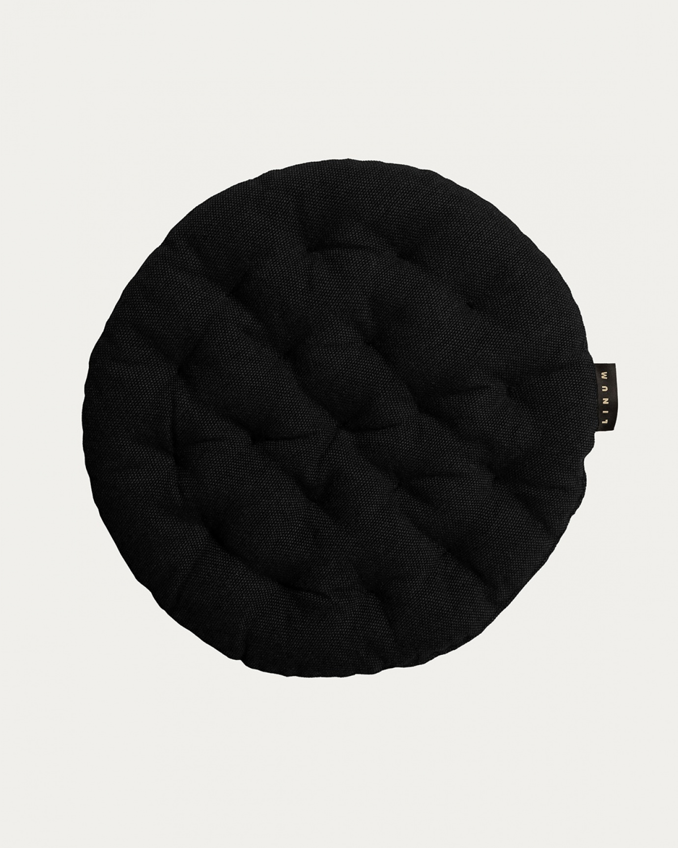 Produktbild schwarz PEPPER Sitzkissen aus weicher Baumwolle mit Füllung aus recyceltem Polyester von LINUM DESIGN. Größe ø37 cm.