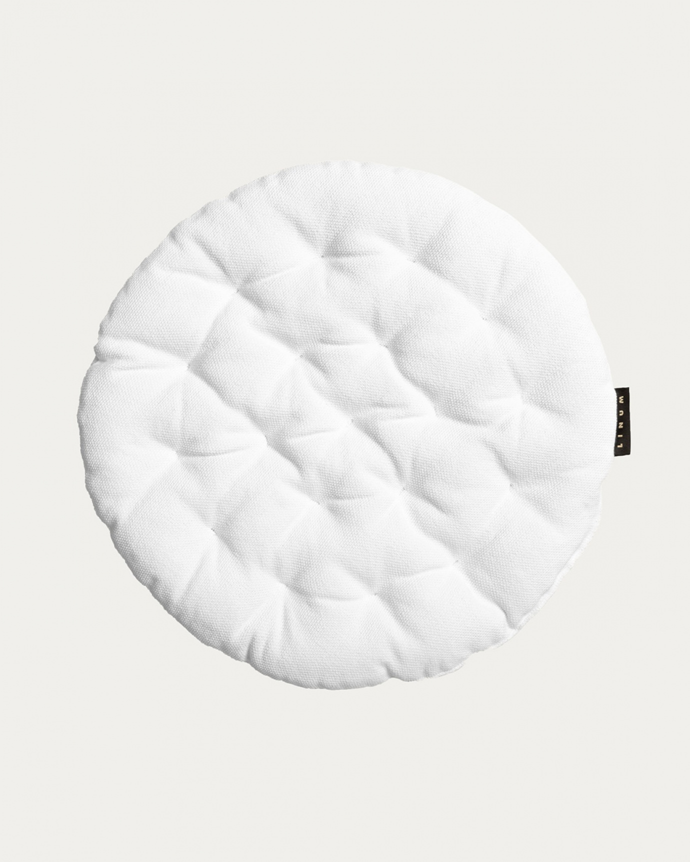 Produktbild vit PEPPER sittdyna av mjuk bomull med återvunnen polyesterfyllning från LINUM DESIGN. Storlek ø37 cm.