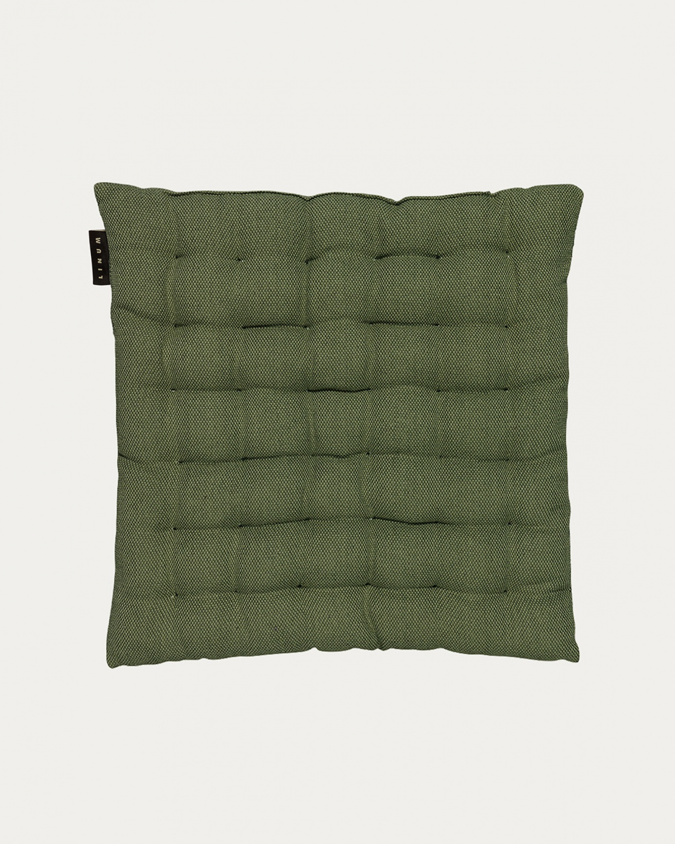 Produktbild dunkles olivgrün PEPPER Sitzkissen aus weicher Baumwolle mit Füllung aus recyceltem Polyester von LINUM DESIGN. Größe 40x40 cm.