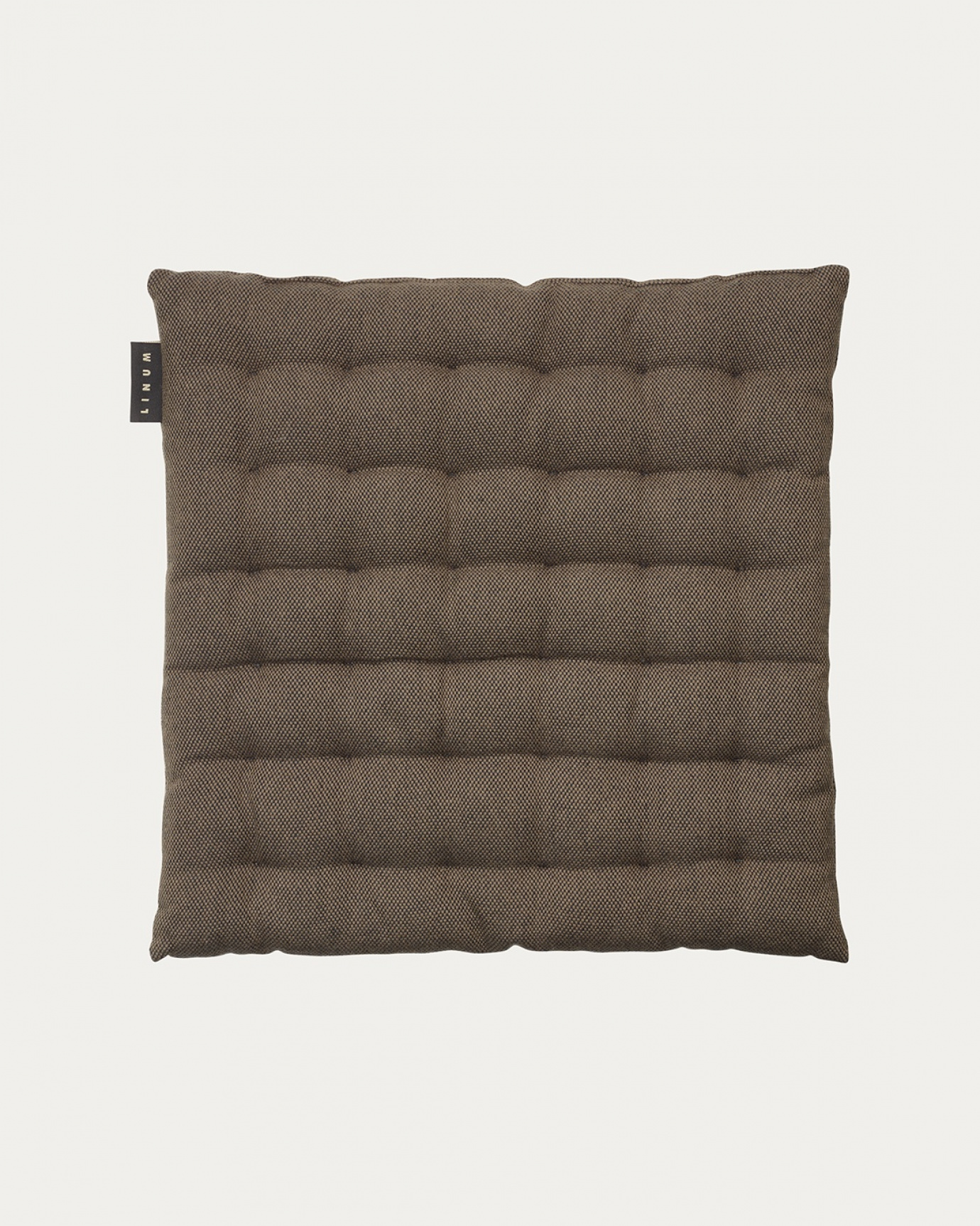 Produktbild björnbrun PEPPER sittdyna av mjuk bomull med återvunnen polyesterfyllning från LINUM DESIGN. Storlek 40x40 cm.