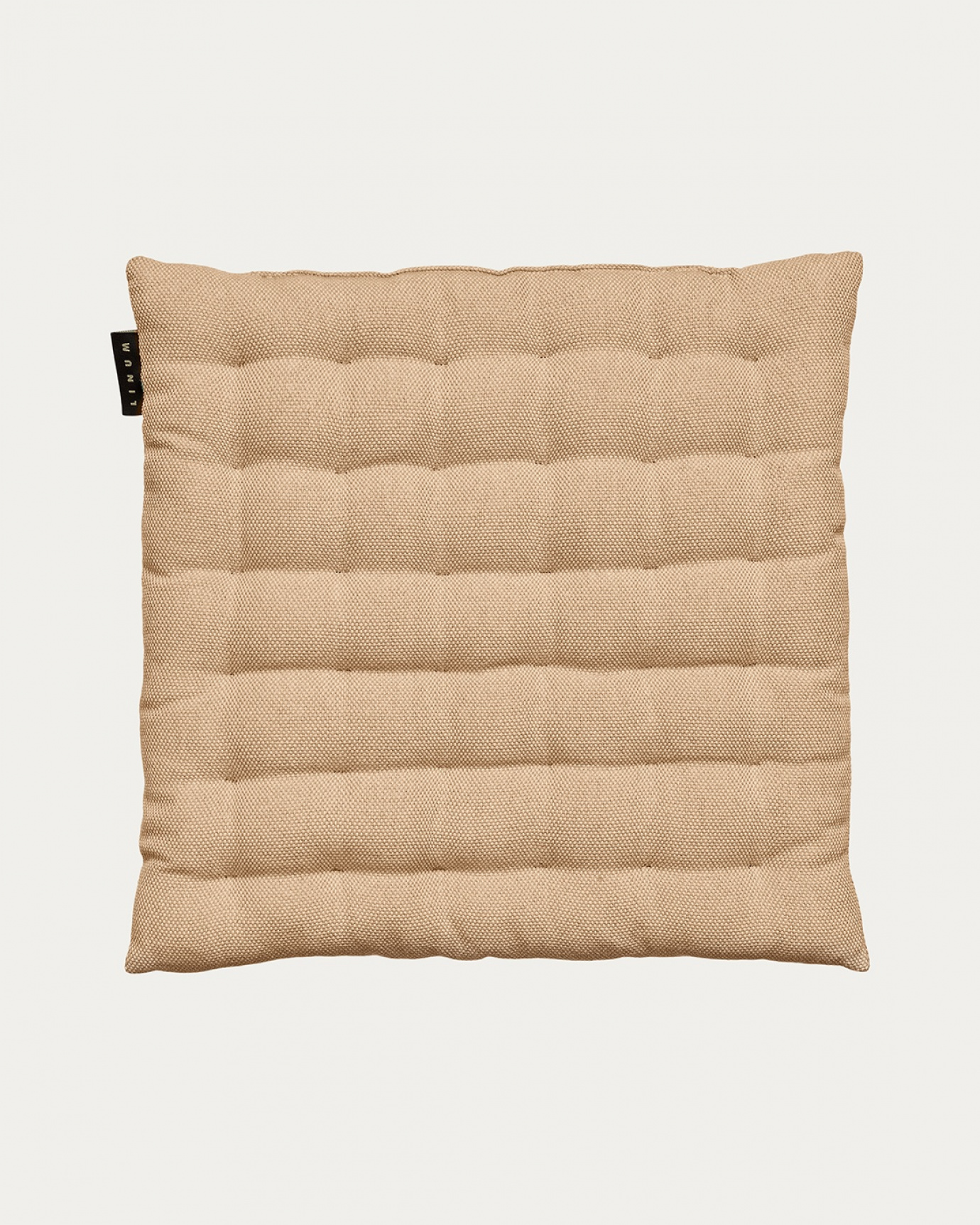 Produktbild kamelbrun PEPPER sittdyna av mjuk bomull med återvunnen polyesterfyllning från LINUM DESIGN. Storlek 40x40 cm.